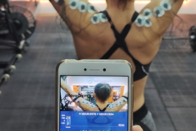 Paciente haciendo ejercicio de readaptacion haciendo uso de electromiografía muscular